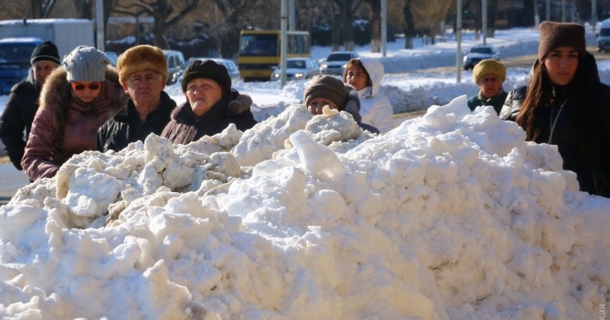 После сильного снегопада в Одессе образовались огромные сугробы снега