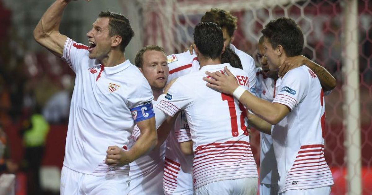 Коноплянка празднует победу с игроками "Севильи"