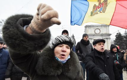 Молдову охватили массовые протесты: штурм парламента, "приватизация страны" и рука Москвы