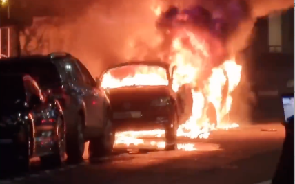 В Москве взорвался автомобиль и вспыхнул пожар: вероятный поджигатель выкрикивал лозунги против войны (видео)