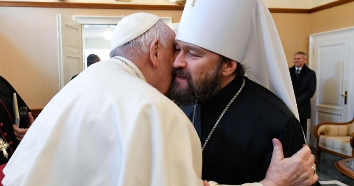 Папа Римський Франциск у Будапешті зустрівся із митрополитом Іларіоном, який перебуває під санкціями в Україні