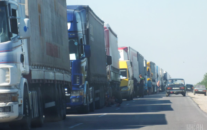 Київ знову перекривають для вантажівок через спеку