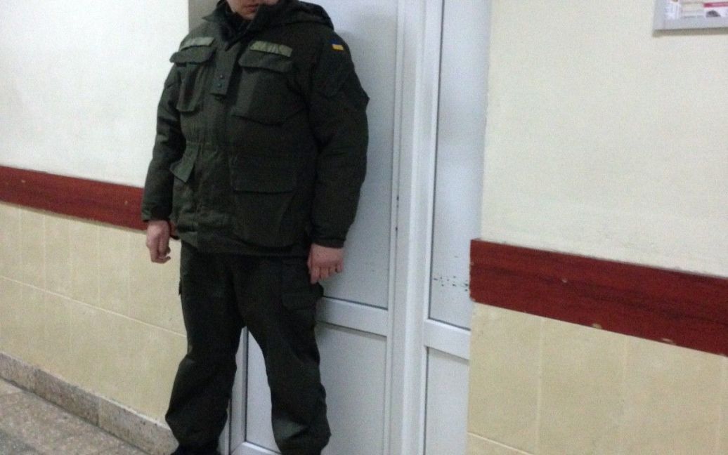 Калиновского в сопровождении Нацгвардии доставили в больницу скорой помощи. / © Фото Павла Мяснова/ТСН