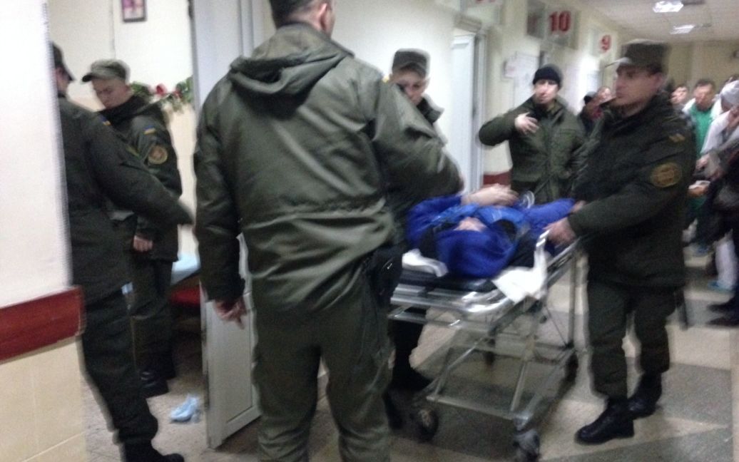 Калиновского в сопровождении Нацгвардии доставили в больницу скорой помощи. / © Фото Павла Мяснова/ТСН