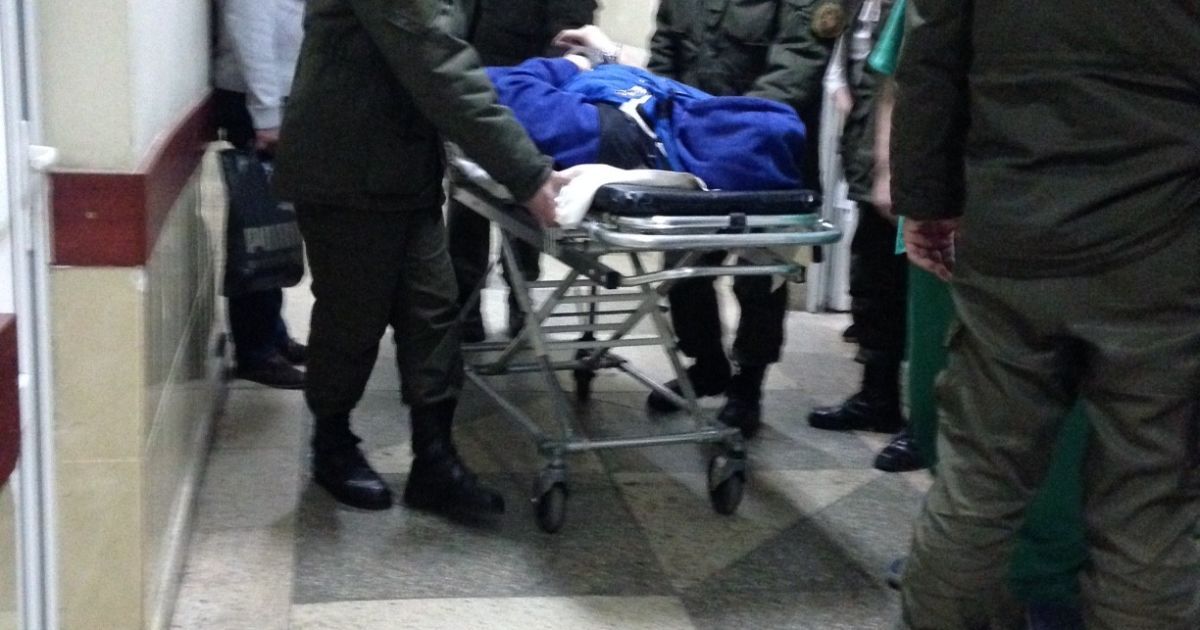 Калиновского в сопровождении Нацгвардии доставили в больницу скорой помощи. / © Фото Павла Мяснова/ТСН