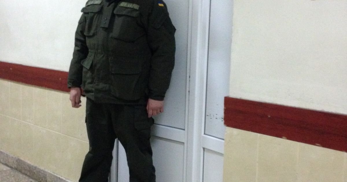Калиновского в сопровождении Нацгвардии доставили в больницу скорой помощи. / © Фото Павла Мяснова/ТСН