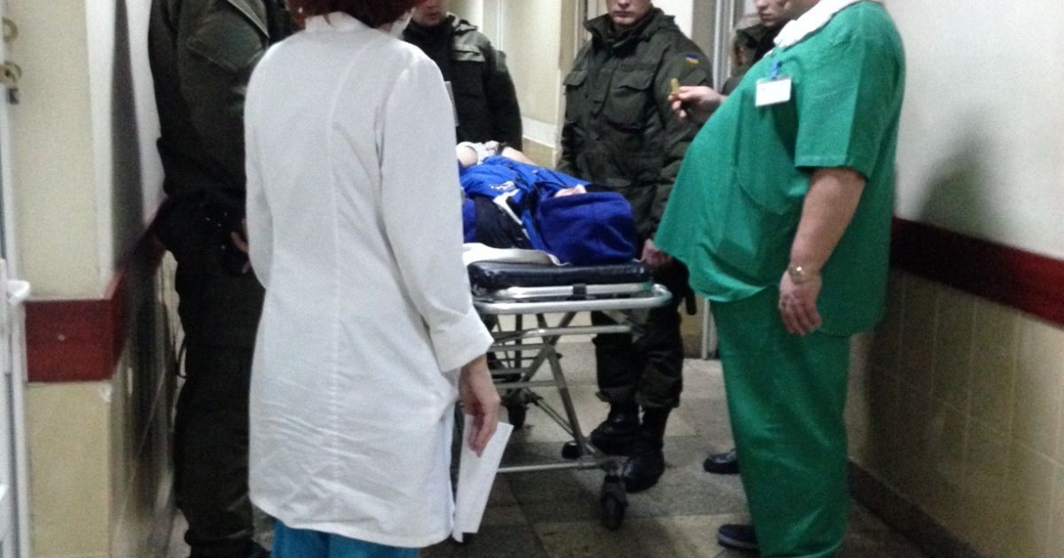 Калиновского в сопровождении Нацгвардии доставили в больницу скорой помощи. / © Фото Павла Мяснова/ТСН