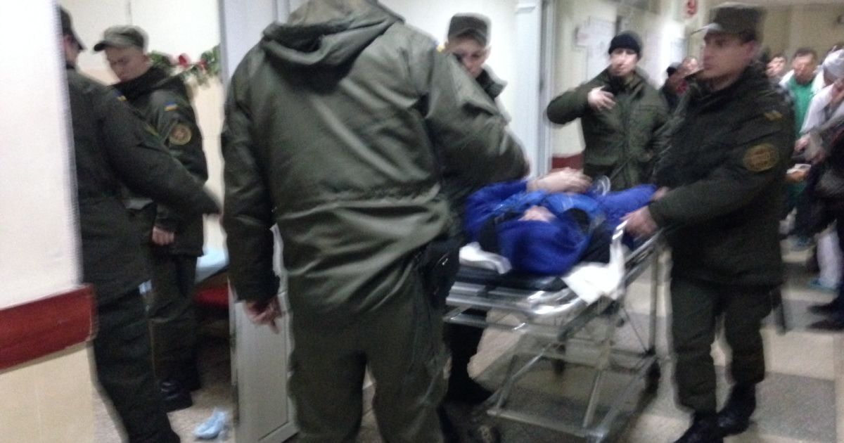 Калиновского в сопровождении Нацгвардии доставили в больницу скорой помощи. / © Фото Павла Мяснова/ТСН