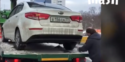 В Москве сняли дерзкий побег водителя на Kia с эвакуатора