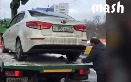 В Москве сняли дерзкий побег водителя на Kia с эвакуатора
