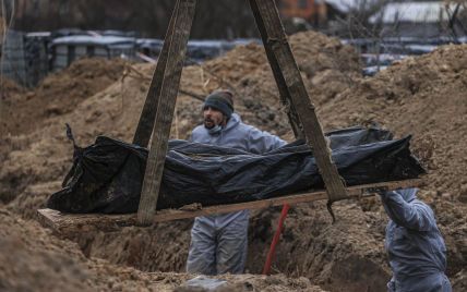 Родственники узнают своих родных во время эксгумации тел из братской могилы в Буче