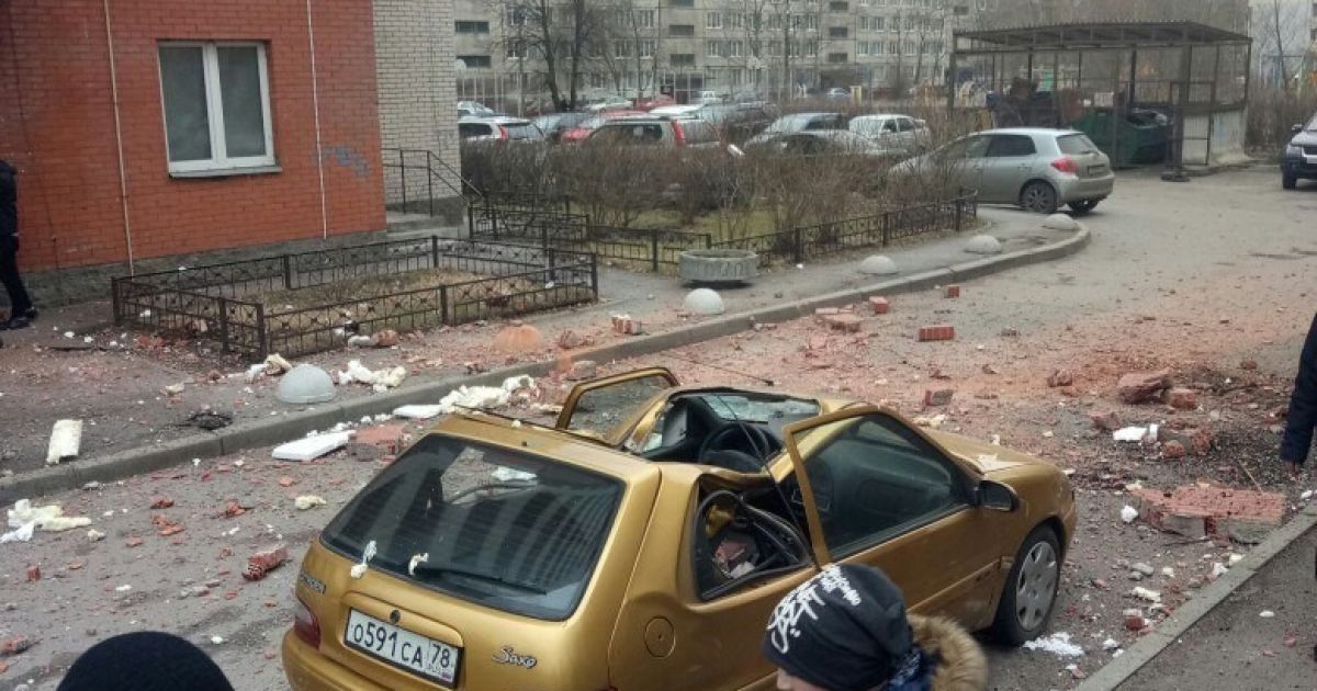 У Пітері обвал облицювання багатоповерхівки _3 / © VK/ДТП и ЧП | Санкт-Петербург | Питер Онлайн | СПб