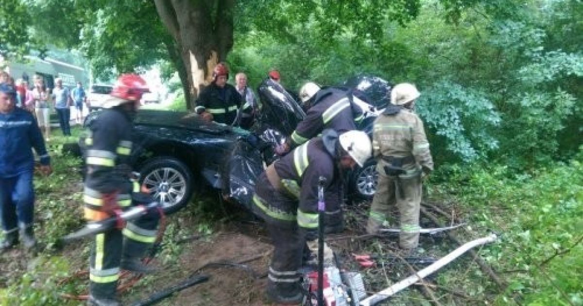 На Львовщине BMW влетел в дерево - погибли две девушки