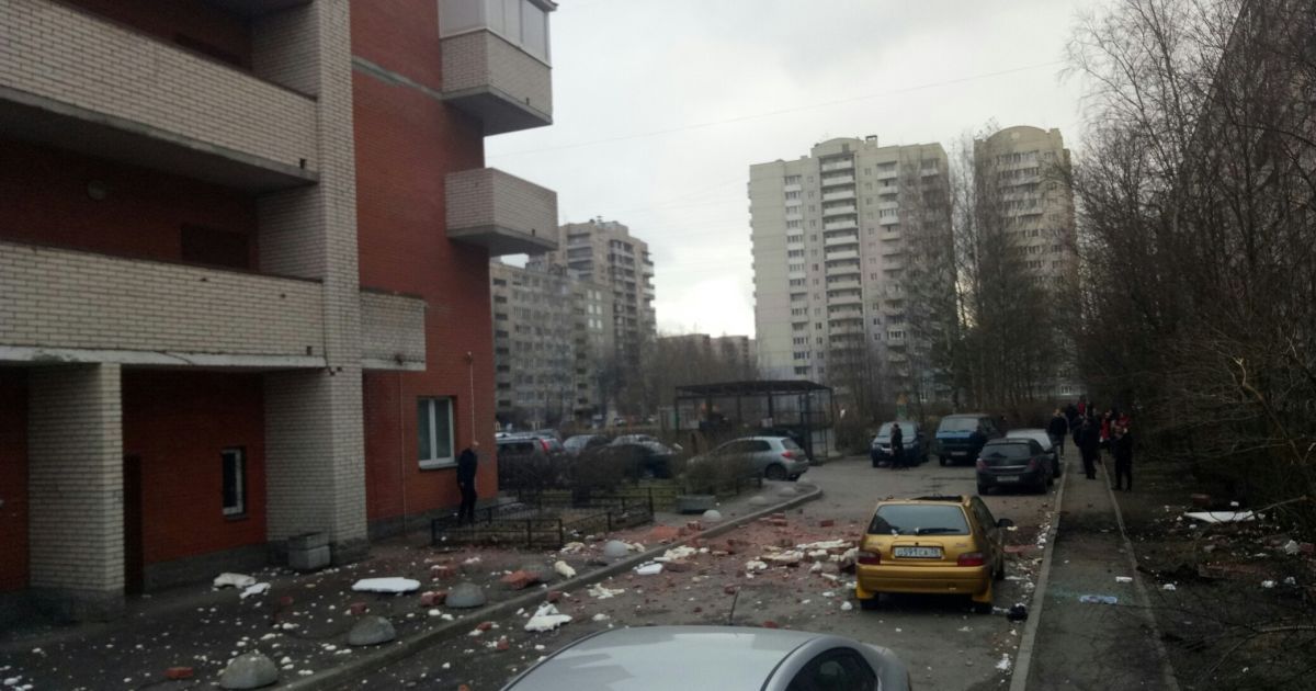 У Пітері обвал облицювання багатоповерхівки _4 / © VK/ДТП и ЧП | Санкт-Петербург | Питер Онлайн | СПб