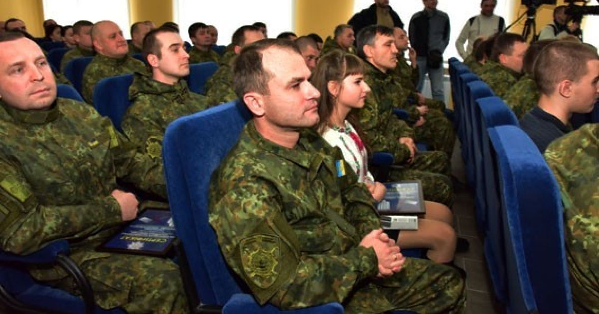 Полицейским Донетчины вручили государственные награды и подарили 32 квартиры