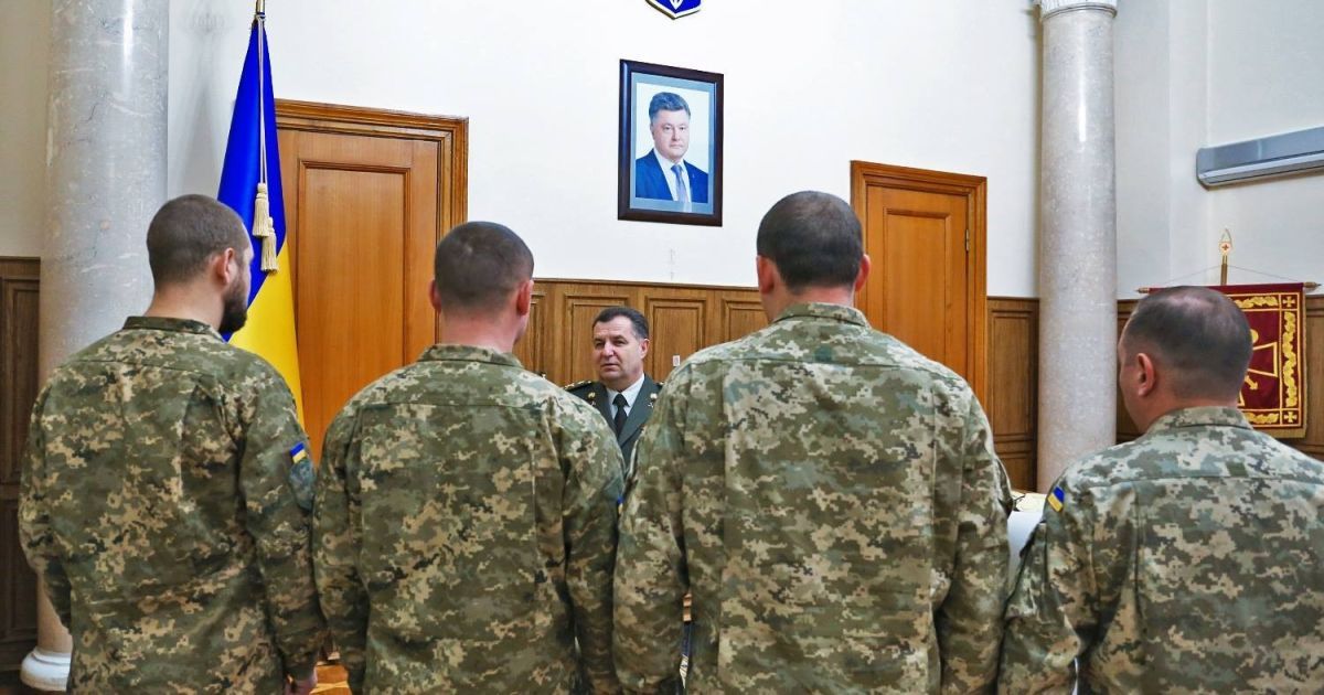 Боевые офицеры сил спецопераций, которые прошли АТО, получили от Полторака табельное оружие