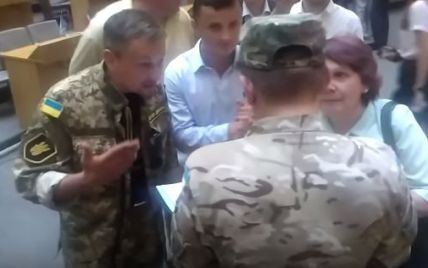 В Тернополе депутат скандалил с военным комиссаром: четыре месяца воюю, олень