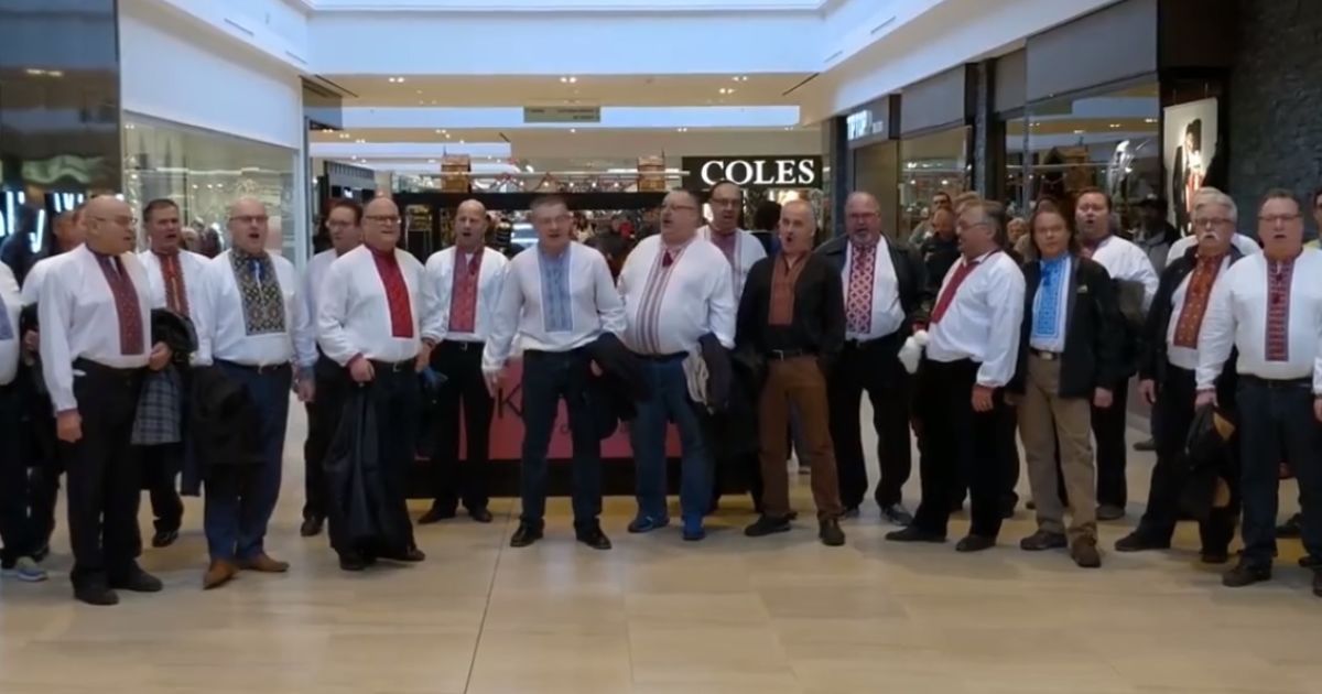 Відвідувачів торгівельного центру у Канаді причарувало виконання української колядки