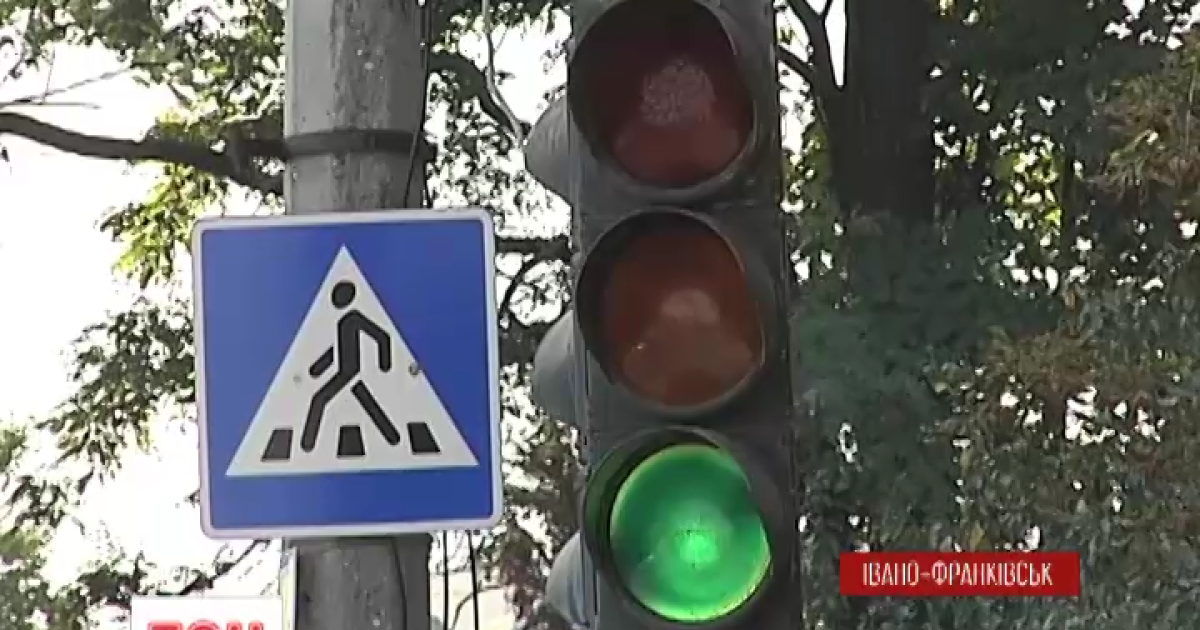 В Ивано-Франковске иномарка сбила трех школьниц на пешеходном переходе