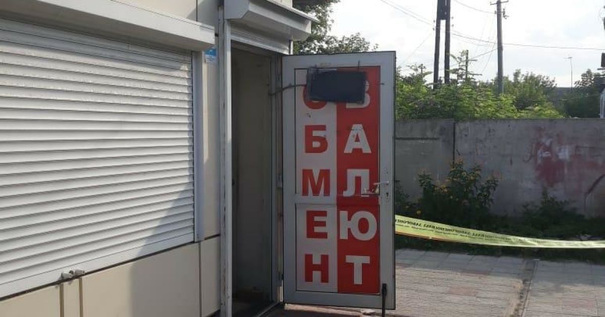 Під Харковом озброєний чоловік із татуюванням пограбував пункт обміну валют