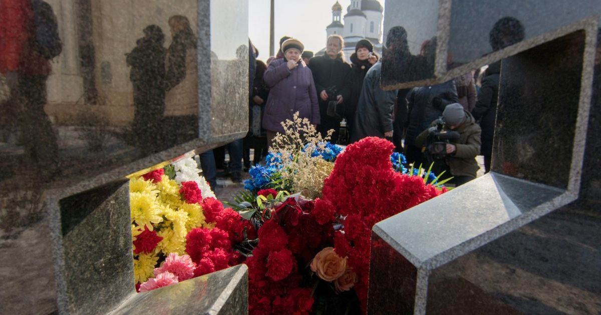 Во время траурного митинга по случаю годовщины обстрела микрорайона Восточный в Мариуполе