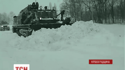 На неделе аномальные снегопады парализовали движение в 5 областях на юге и в центре Украины