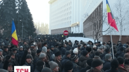 Митингующие в Молдове пошли на штурм парламента