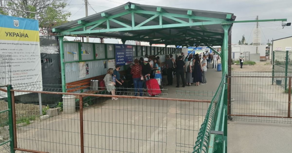 Обов'язкова самоізоляція та страховий поліс: командування ООС уточнило правила пропуску з ОРДЛО