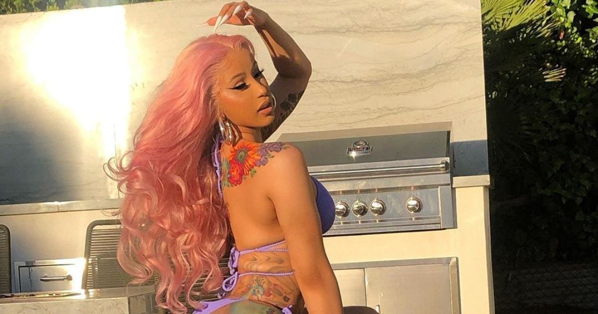 Cardi B у ліловому купальнику еротично потерлася сідницями об чоловіка