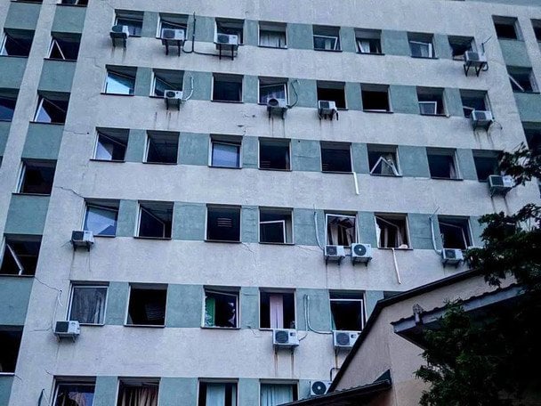 Російська атака пошкодила будівлю податкової на правому березі Києва: що відомо (фото, відео)