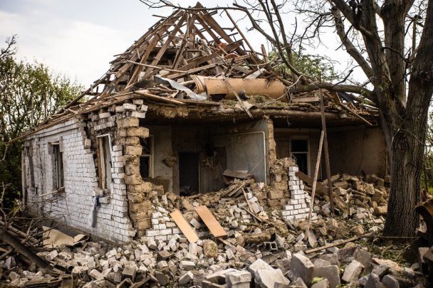 Зруйнований будинок внаслідок ворожого удару