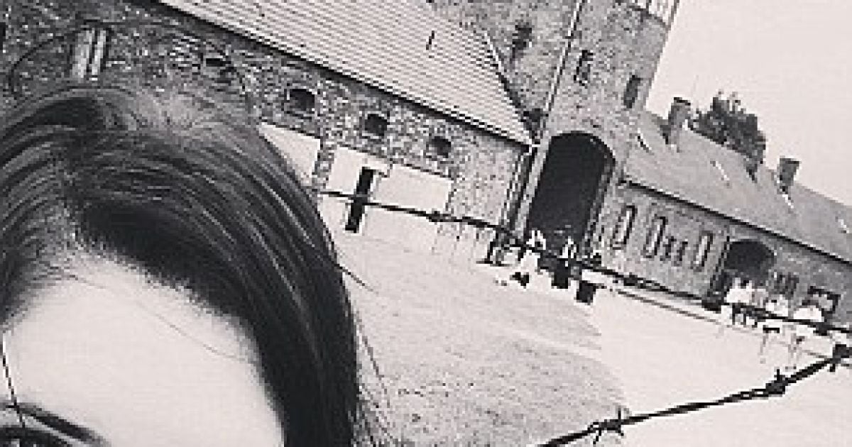 Мила посмішка на фоні концтабору Аушвіц / © Фото з соцмереж