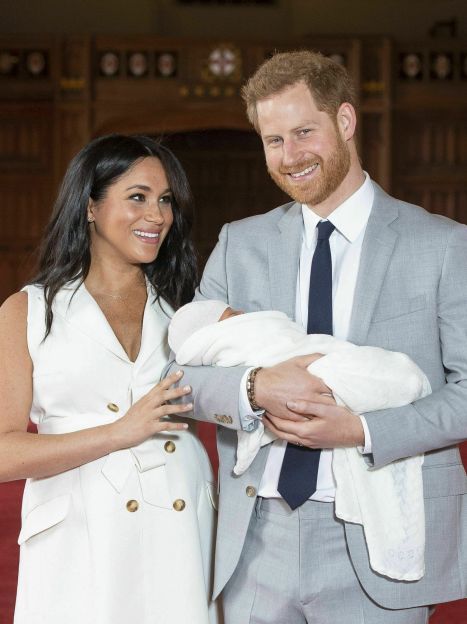 Герцогиня Сассекська і принц Гаррі з новонародженим сином / © Associated Press