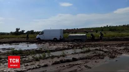 Майже 800 авто застрягли у багні на єдиній "дорозі життя" на Запоріжжі