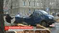 У Миколаєві тополя розчавила мікроавтобус. Водій встиг вискочити із автомобіля