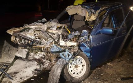 В Киеве легковушка на большой скорости врезалась в грузовик: есть пострадавшие