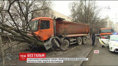 У 30-тонного грузовика отказали тормоза на одном из спусков Киева