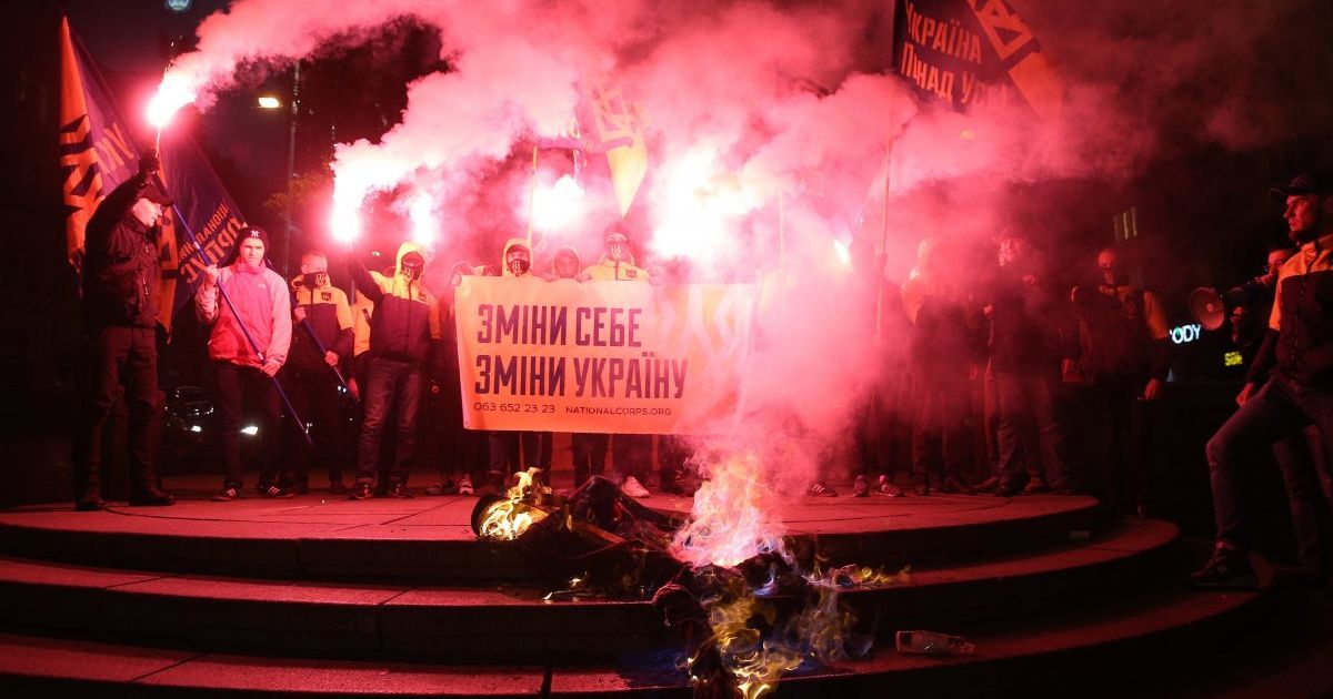 У Києві спалили опудало Леніна_8 / © УНІАН