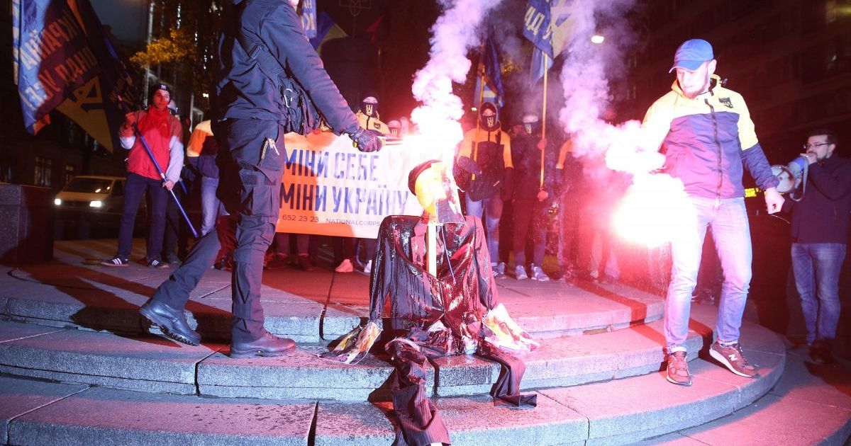 У Києві спалили опудало Леніна_5 / © УНІАН
