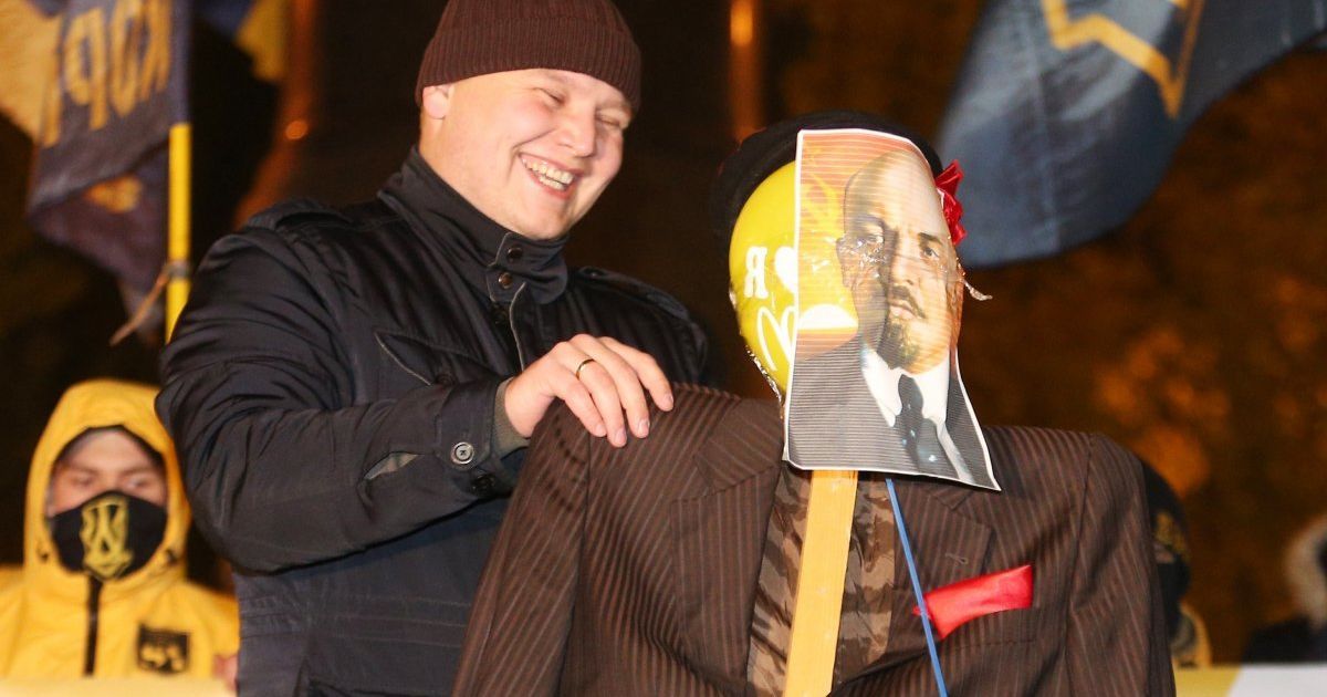 У Києві спалили опудало Леніна_4 / © УНІАН