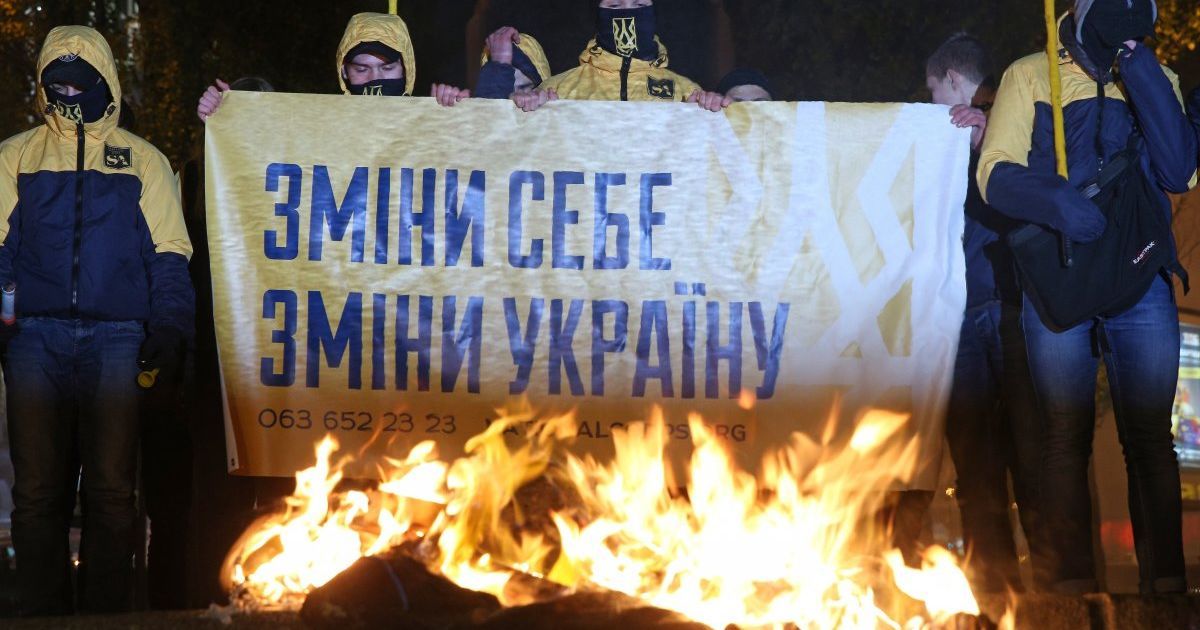 У Києві спалили опудало Леніна_6 / © УНІАН