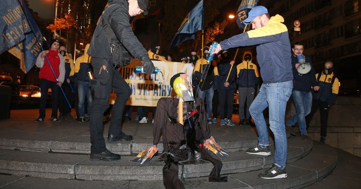 У Києві спалили опудало Леніна_2 / © УНІАН