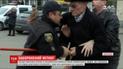 У Запоріжжі поліції силою довелося відбирати комуністичний прапор у пенсіонера