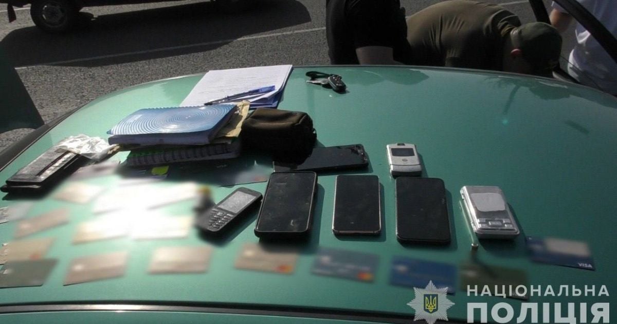 В Днепре задержана преступная группа, которая похищала мобильные телефоны погибших военных и списывала средства