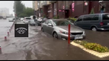 Машини та пішоходи "плавають": Київ накрила потужна злива