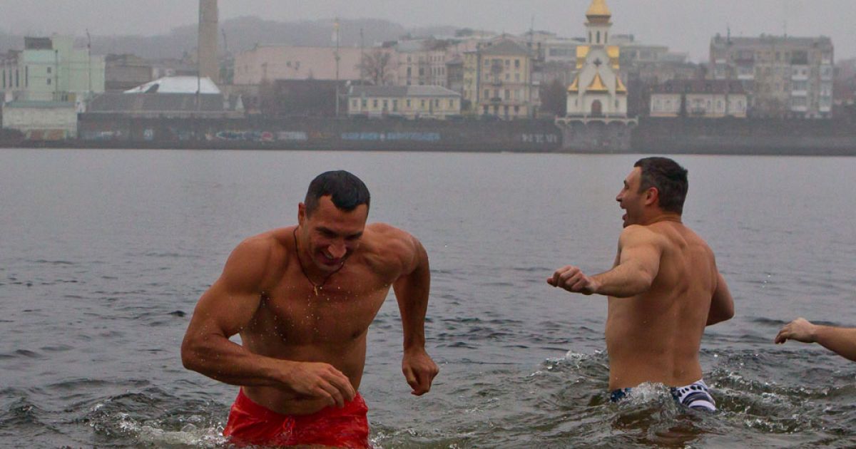 Братья Кличко вместе с казаками искупались в ледяном Днепре