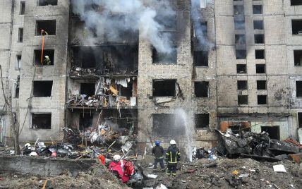 Ракета вдарила по багатоповерхівці в Києві: жахливі фото зруйнованого будинку на Солом'янці