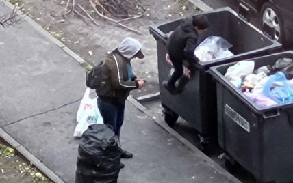 У Києві мати закидає хлопчика до сміттєвих баків, щоб той шукав пляшки: фото