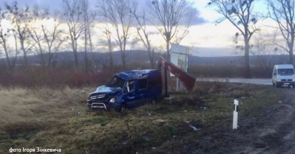 На Львівщині перекинувся мікроавтобус, постраждало вісім людей
