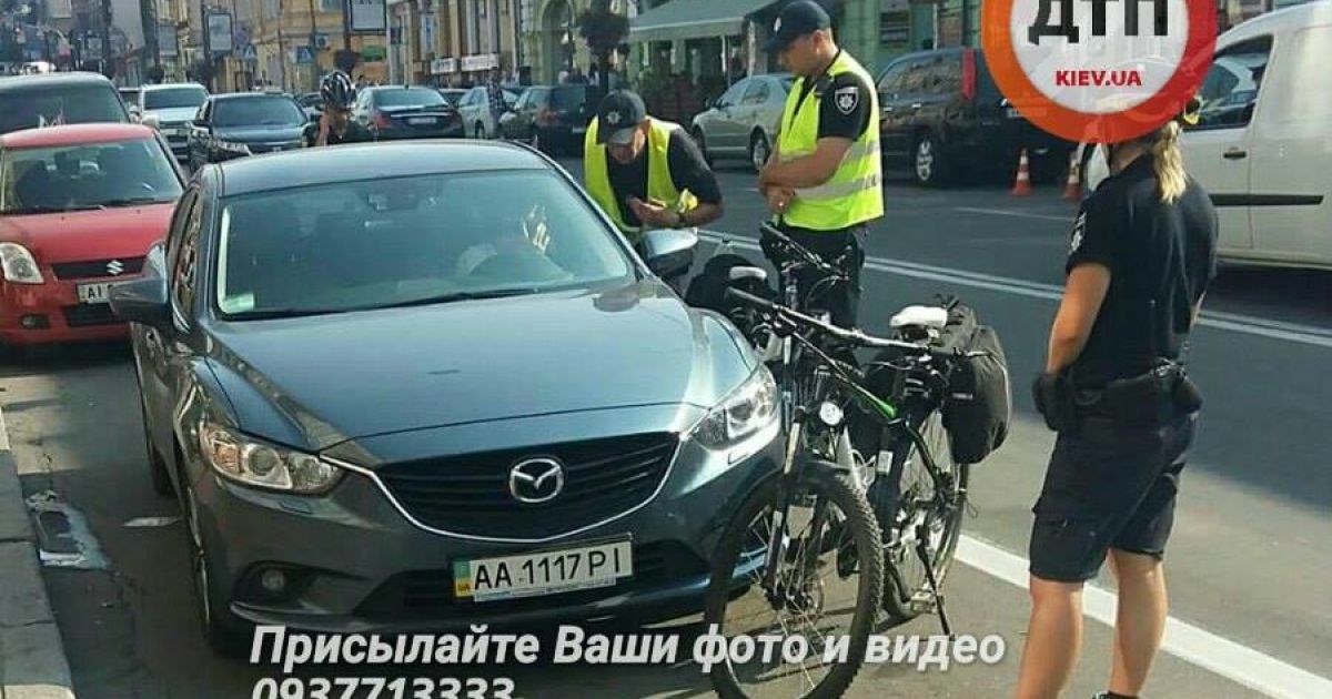 У Києві дівчина на Mazda наїхала на поліцейського і намагалася втекти з місця ДТП